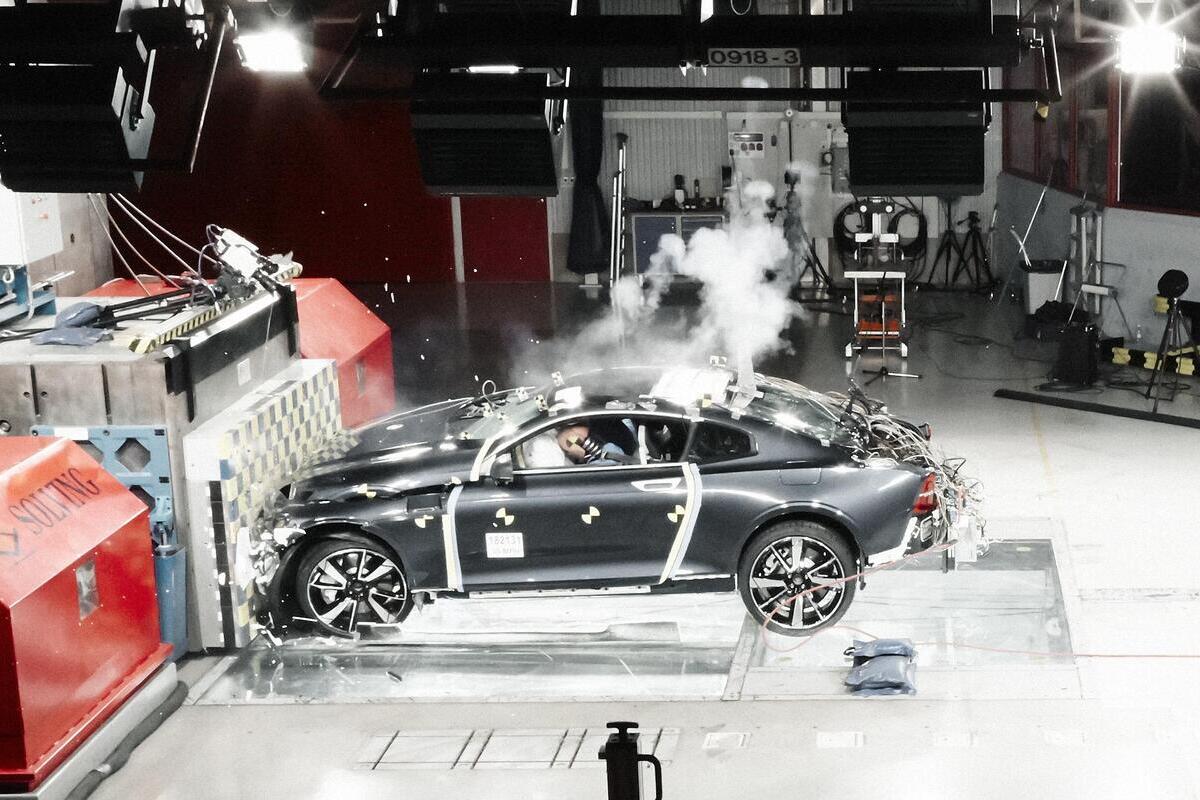 Bruselas da un paso más contra la industria del automóvil y prohíbe ahora la fibra de carbono «por el medio ambiente»