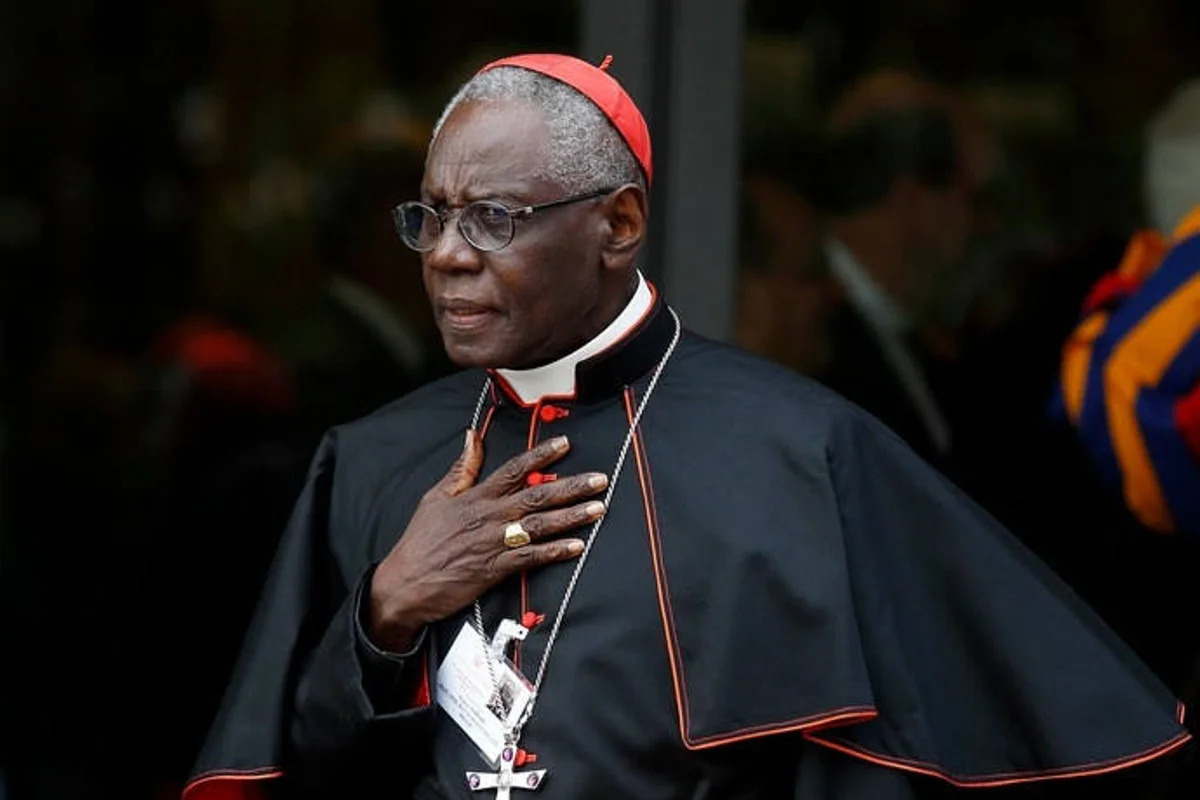 El cardenal Robert Sarah, el posible sucesor en la Silla de Pedro que abraza las ideas tradicionales en un mundo moderno y relativista