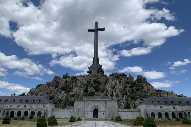 El TSJM ordena suspender las obras y las perforaciones en el Valle de los Caídos