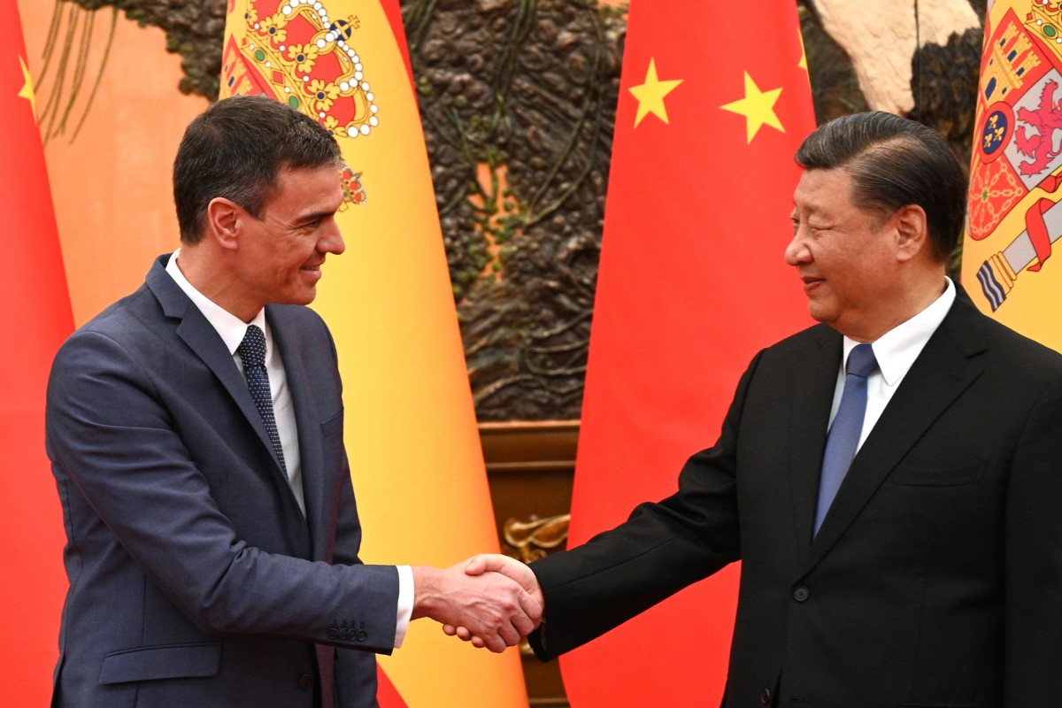 España aumenta su dependencia económica del régimen de Xi Jinping con la connivencia del PSOE y el PP