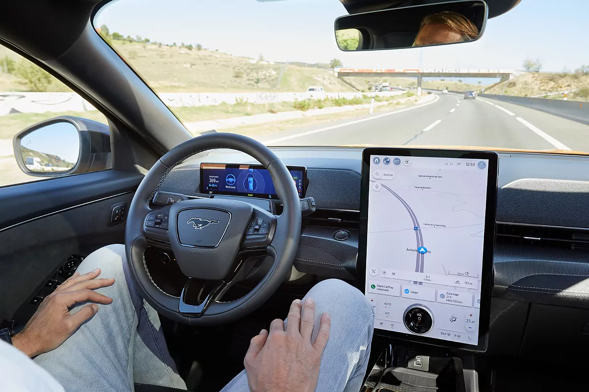 El Gobierno de Sánchez prepara un decreto que contempla multas a los conductores que circulen solos dentro del coche
