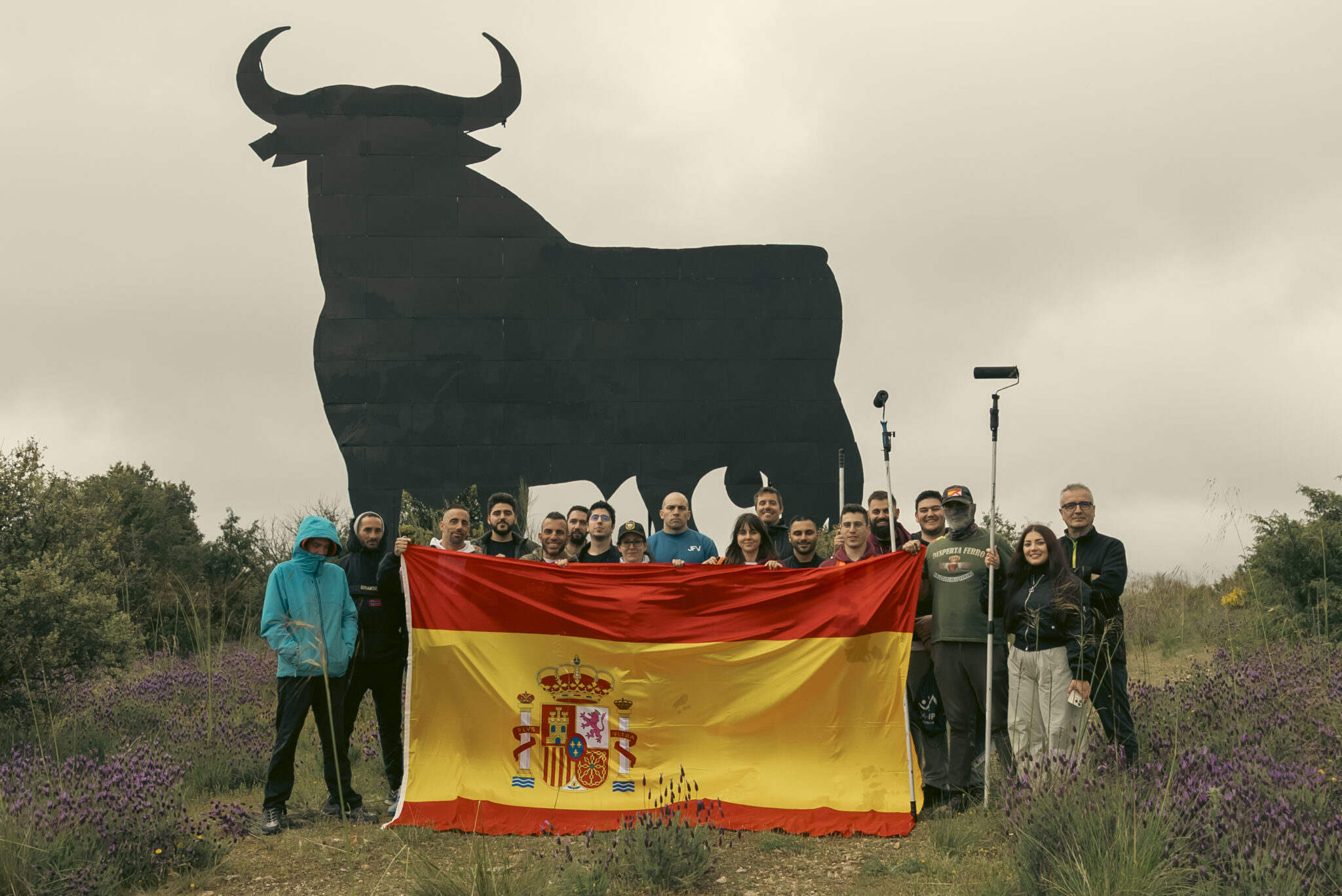Revuelta limpia un toro de Osborne con la bandera de Palestina