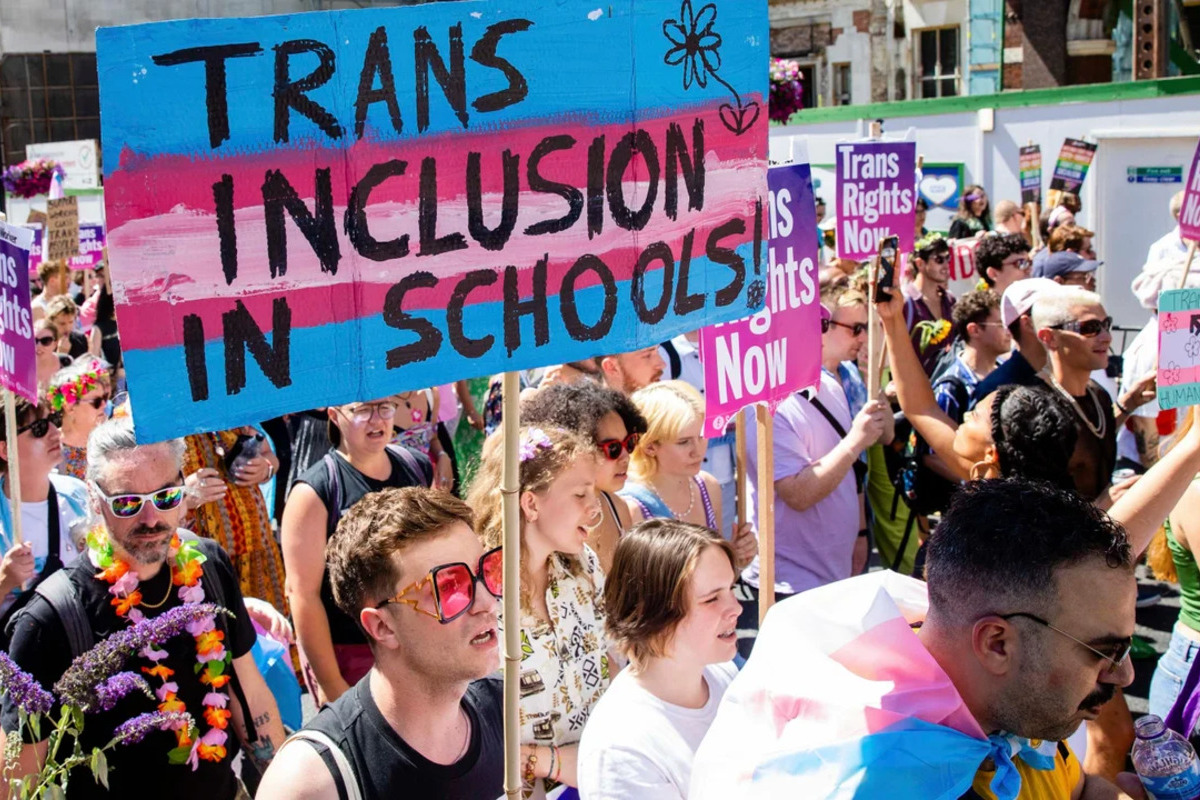 El Servicio Nacional de Salud británico cede ante los activistas de extrema izquierda y reabre clínicas para niños trans
