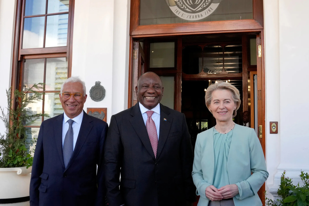 Von der Leyen se reunió en marzo con el régimen que está expropiando tierras a blancos en Sudáfrica para comprometer 5.100 millones de los europeos