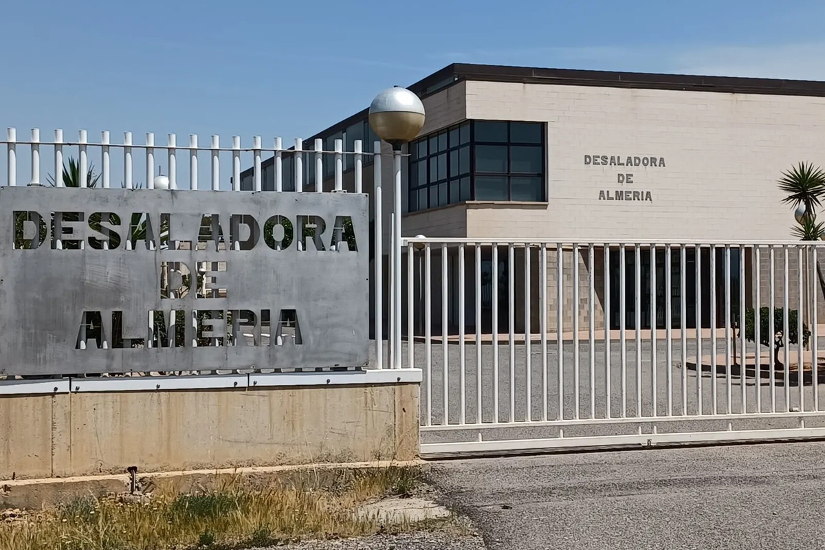 Peligra el suministro hídrico por el apagón de las desaladoras en Almería mientras el Gobierno financia con 340 millones una en Marruecos