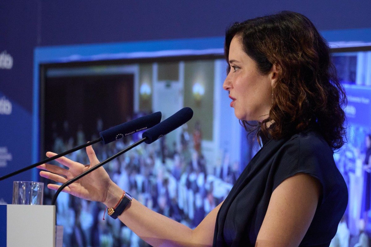 Ayuso critica las «políticas educativas» de Sánchez mientras permite el hiyab y el adoctrinamiento ideológico en los colegios madrileños