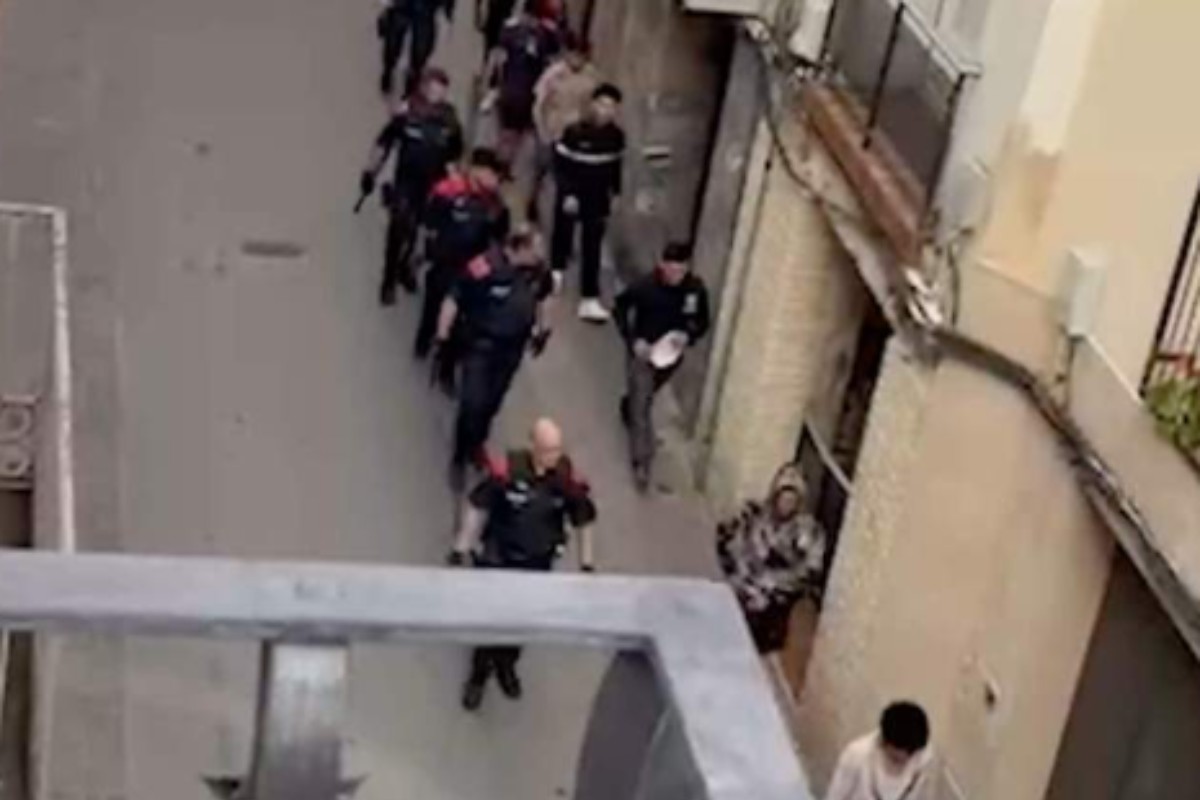 Un grupo de menas armados con palos y cuchillos se escapan del centro de acogida en Piera (Cataluña) para atacar a jóvenes del pueblo