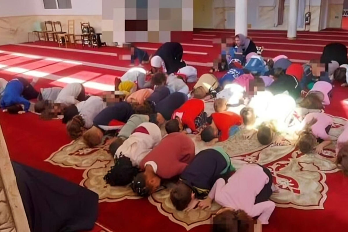 Un colegio católico de Italia celebra una excursión en una mezquita y obliga a los niños a aprender la oración musulmana 
