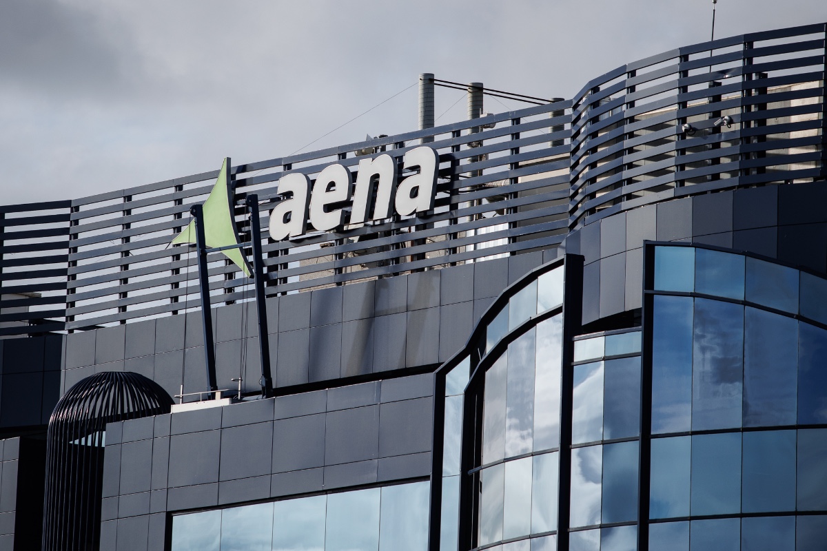 Aena actualiza normas y precisa su competencia en control, cierre o desalojo ante la polémica en Barajas