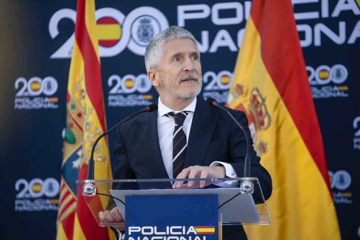Marlaska abre la convocatoria de 19 plazas exclusivas para policías en embajadas con sueldos de hasta 25.000 euros mensuales