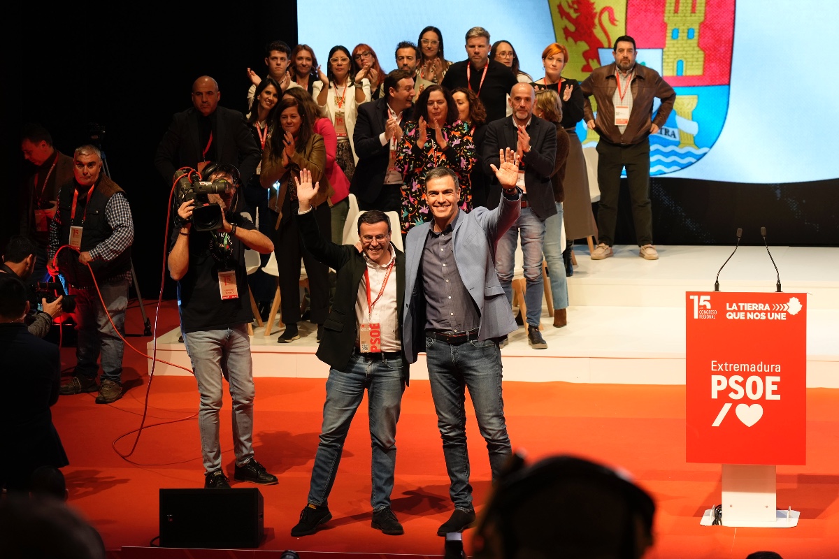 El PSOE de Extremadura entra en crisis al intentar blindar al líder que contrató al hermano de Sánchez