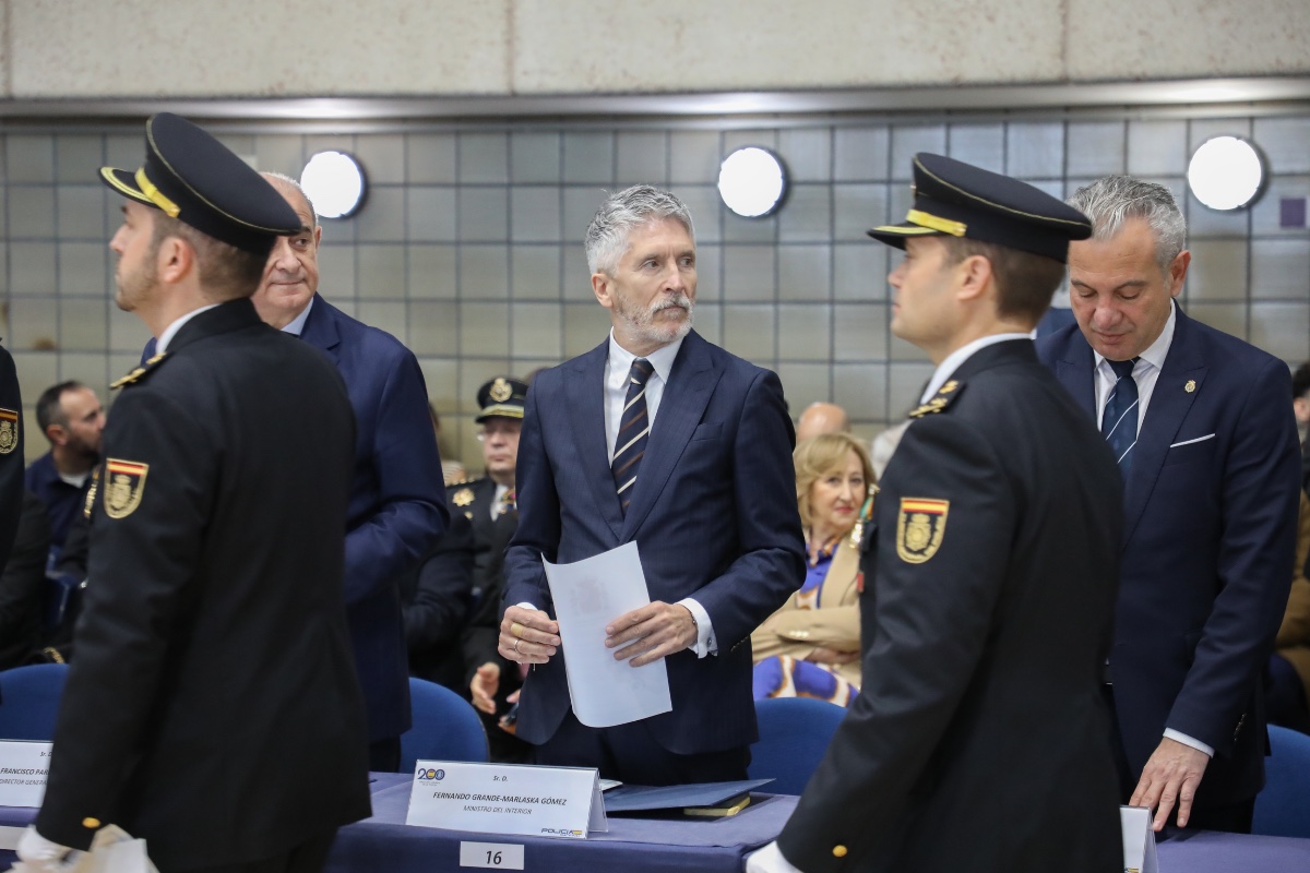 Marlaska pagará 12 euros mensuales a los policías de paisano para la compra de ropa