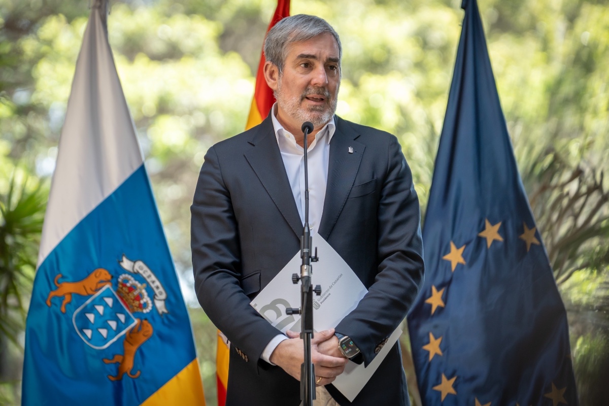 El presidente de Canarias, socio del PP, lanza un discurso separatista y se refiere al archipiélago como «país»