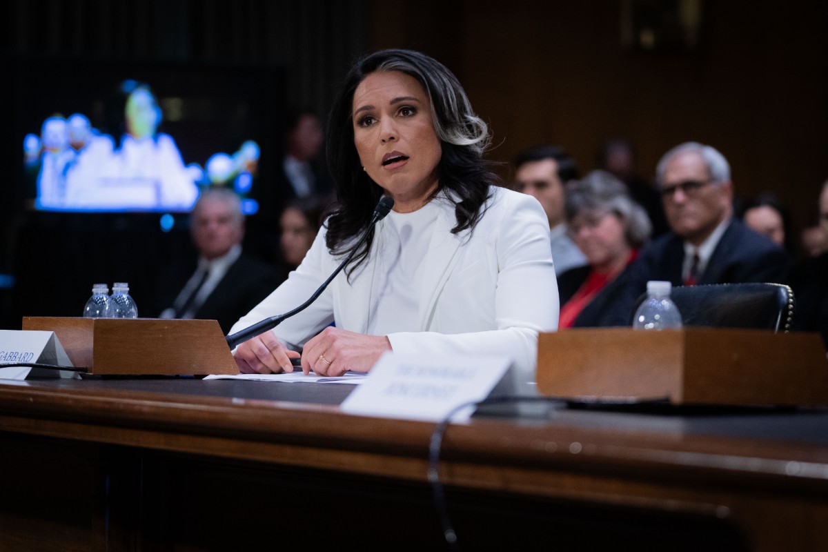 La directora de Inteligencia de EEUU afirma que el exjefe del FBI que «amenazó de muerte» a Trump debería «estar encarcelado»