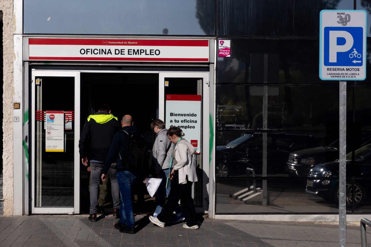 El paro baja en abril hasta los 2,51 millones tras caer en 67.420 personas