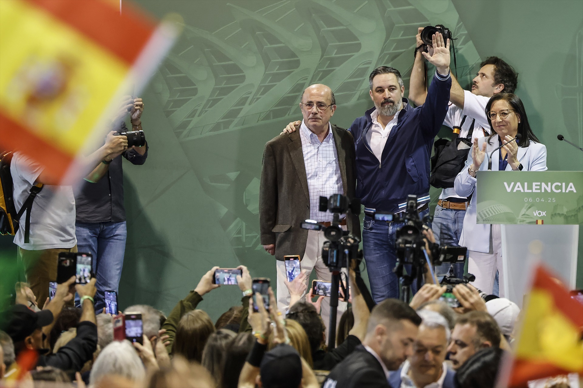 VOX acuerda con el PP en la Comunidad Valenciana que se inicie el proceso para devolver a los menas a sus países de origen y deportar a inmigrantes ilegales