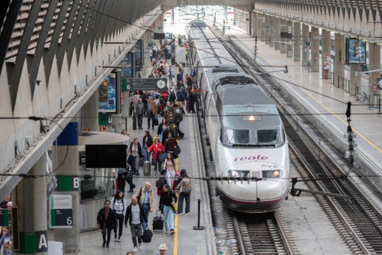 El Gobierno de Sánchez prevé 15 años de problemas ferroviarios: Renfe prepara una red paralela de autobuses para averías, obras y el clima extremo