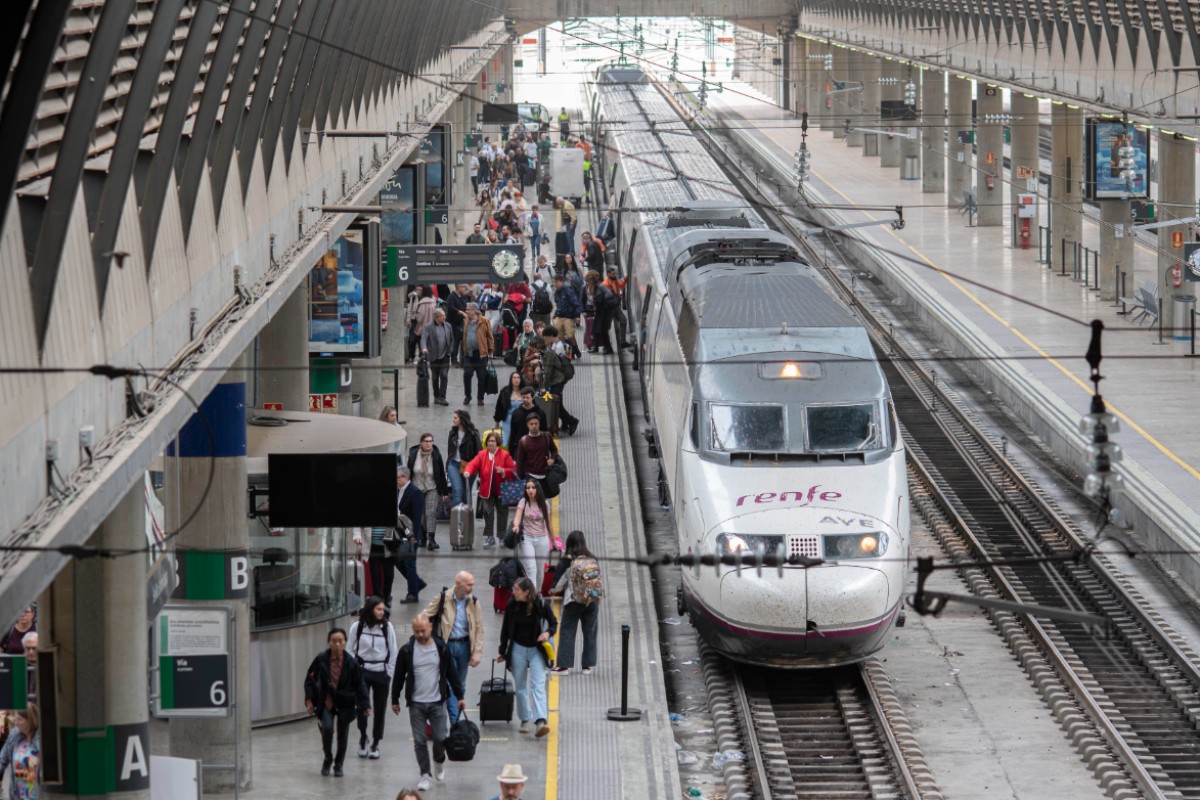 Un robo de cable golpea de nuevo a Renfe y provoca retrasos de casi una hora en trenes de media y larga distancia de Palencia