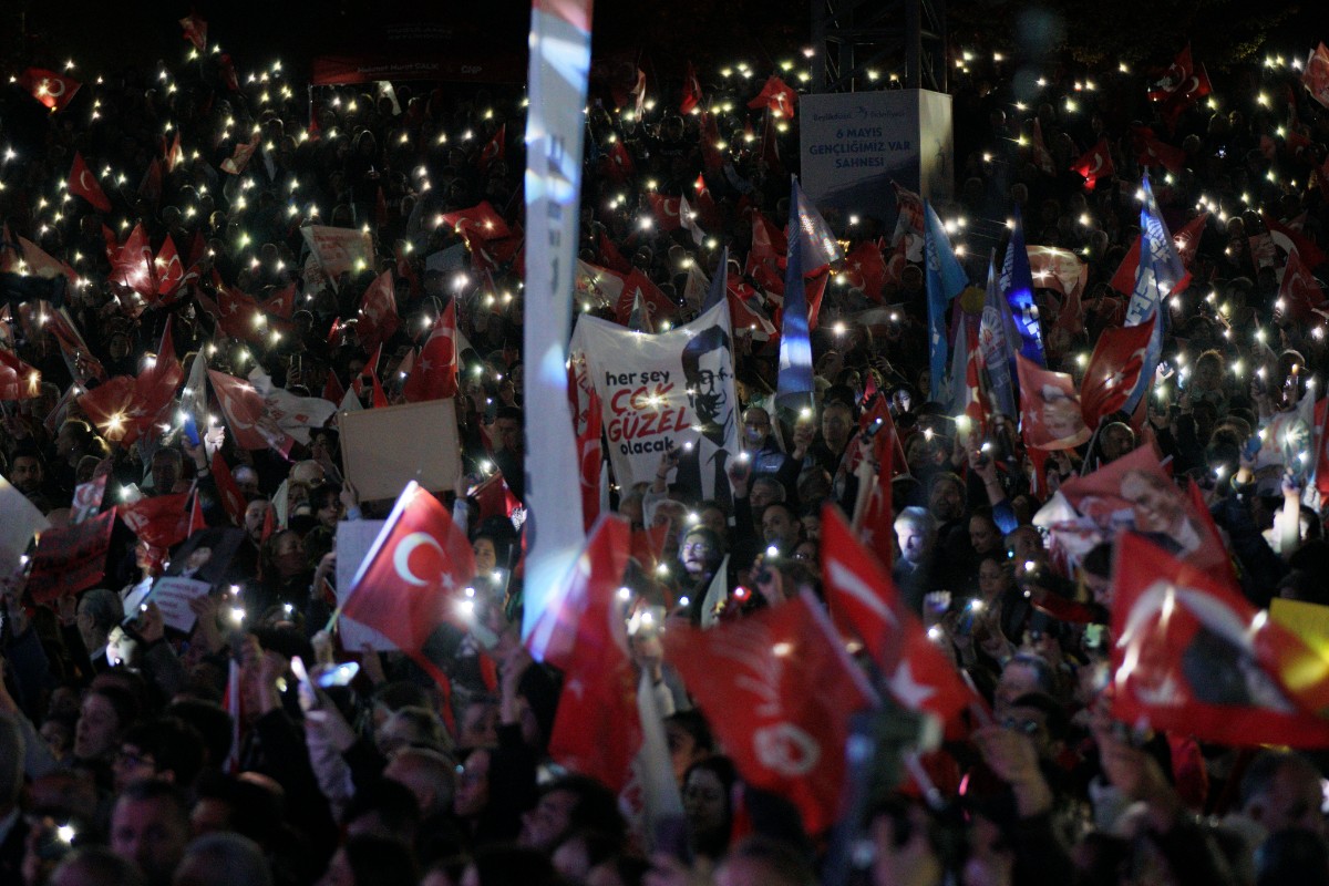 Miles de personas manifiestan en las calles para pedir la liberación del exalcalde de Estambul Ekrem Imamoglu