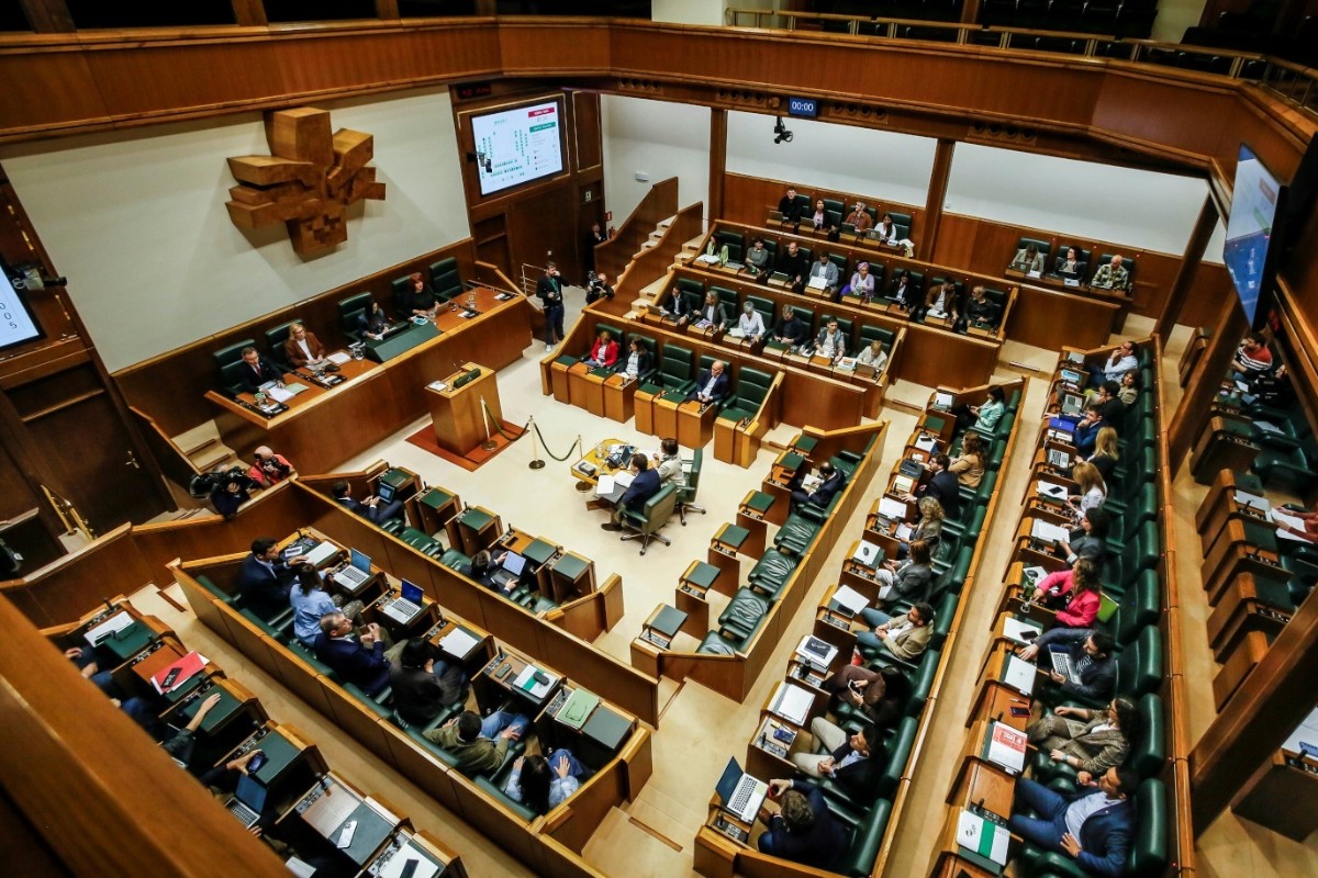 El Parlamento vasco debate el endeudamiento adicional de 1.000 millones para la región
