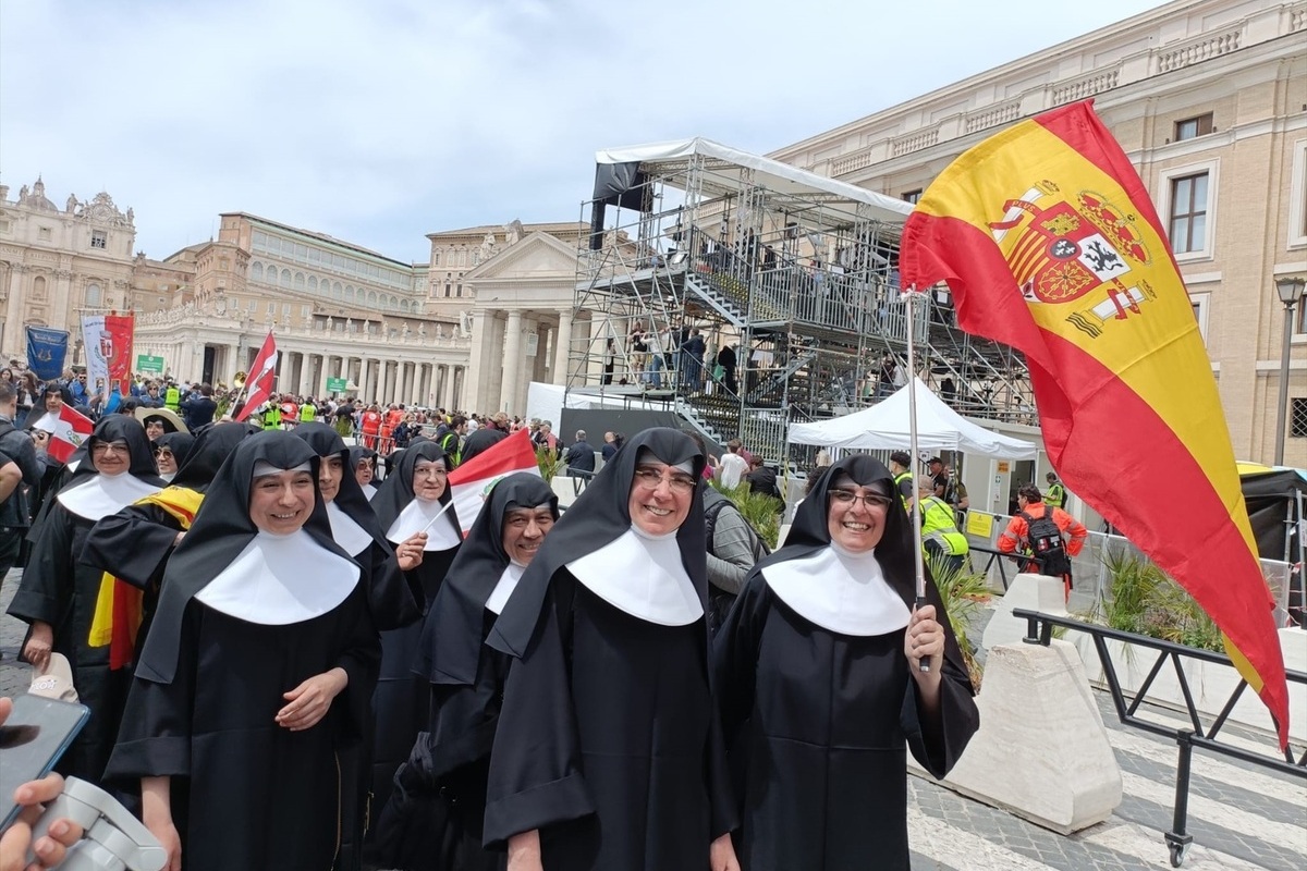 Unas 100.000 personas asisten al «emotivo» Regina Caeli de León XIV y destacan su «necesario» mensaje de «paz»
