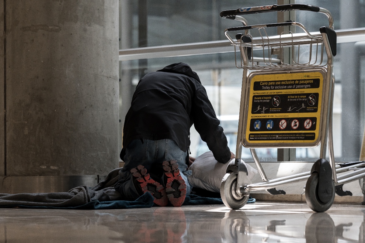 Aena establece el cierre nocturno de Barajas para restringir el acceso a personas sin techo