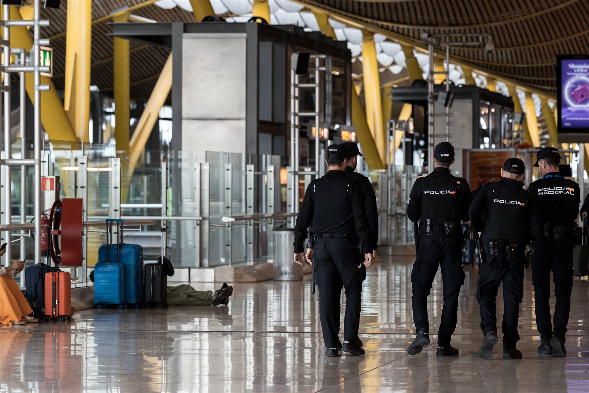 Una trabajadora de Barajas denuncia que se ha producido una violación en la T4 ante el caos generado por cientos de inmigrantes sintecho
