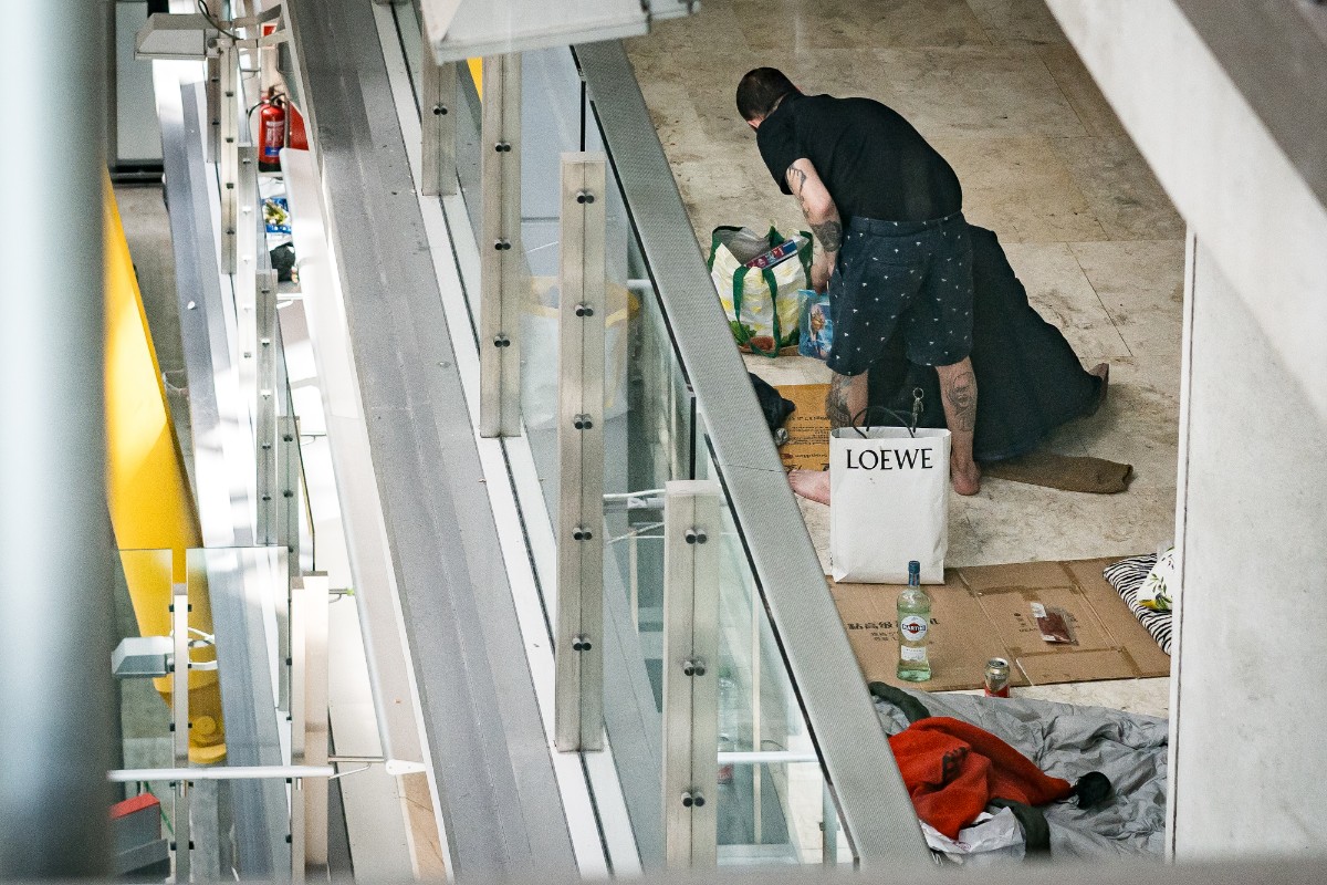 «Es insostenible»…el clamor de los empleados de Barajas ante la presencia masiva de centenares de sintecho en la T4 y la inacción del Gobierno