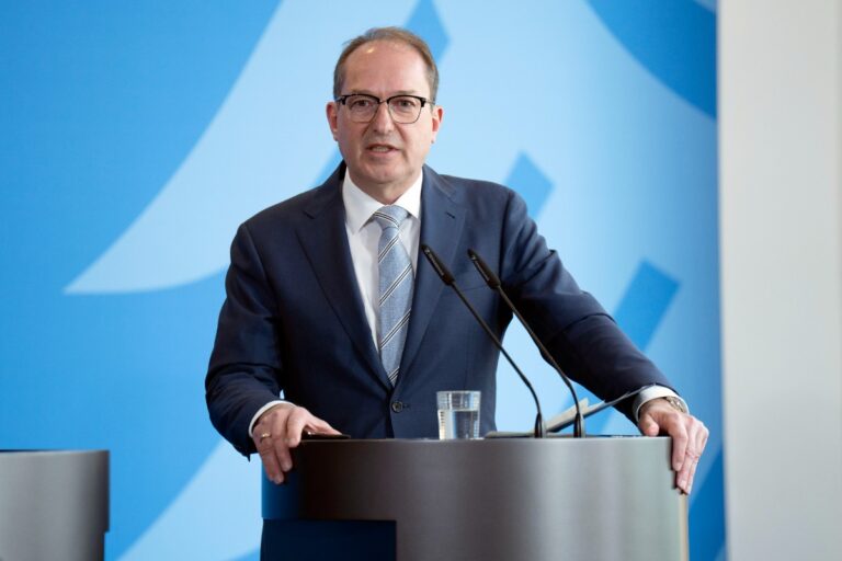 El ministro del Interior alemán planea deportaciones de inmigrantes a Afganistán y Siria