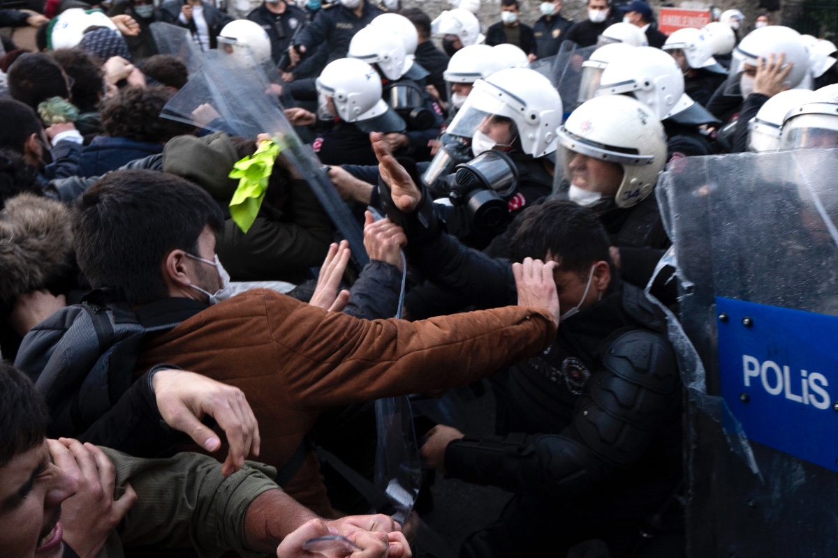 Cerca de un centenar de detenidos en una universidad de Estambul por protestar contra un predicador islámico