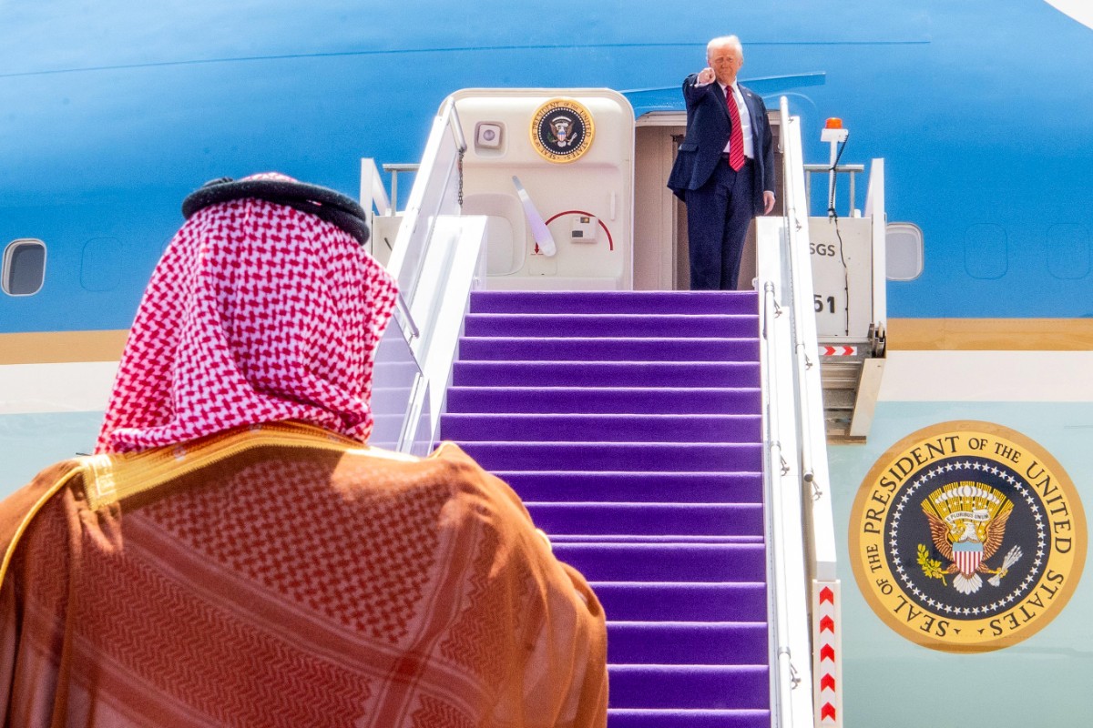 Trump arremete contra el belicismo «neocon» en su visita a Arabia Saudí
