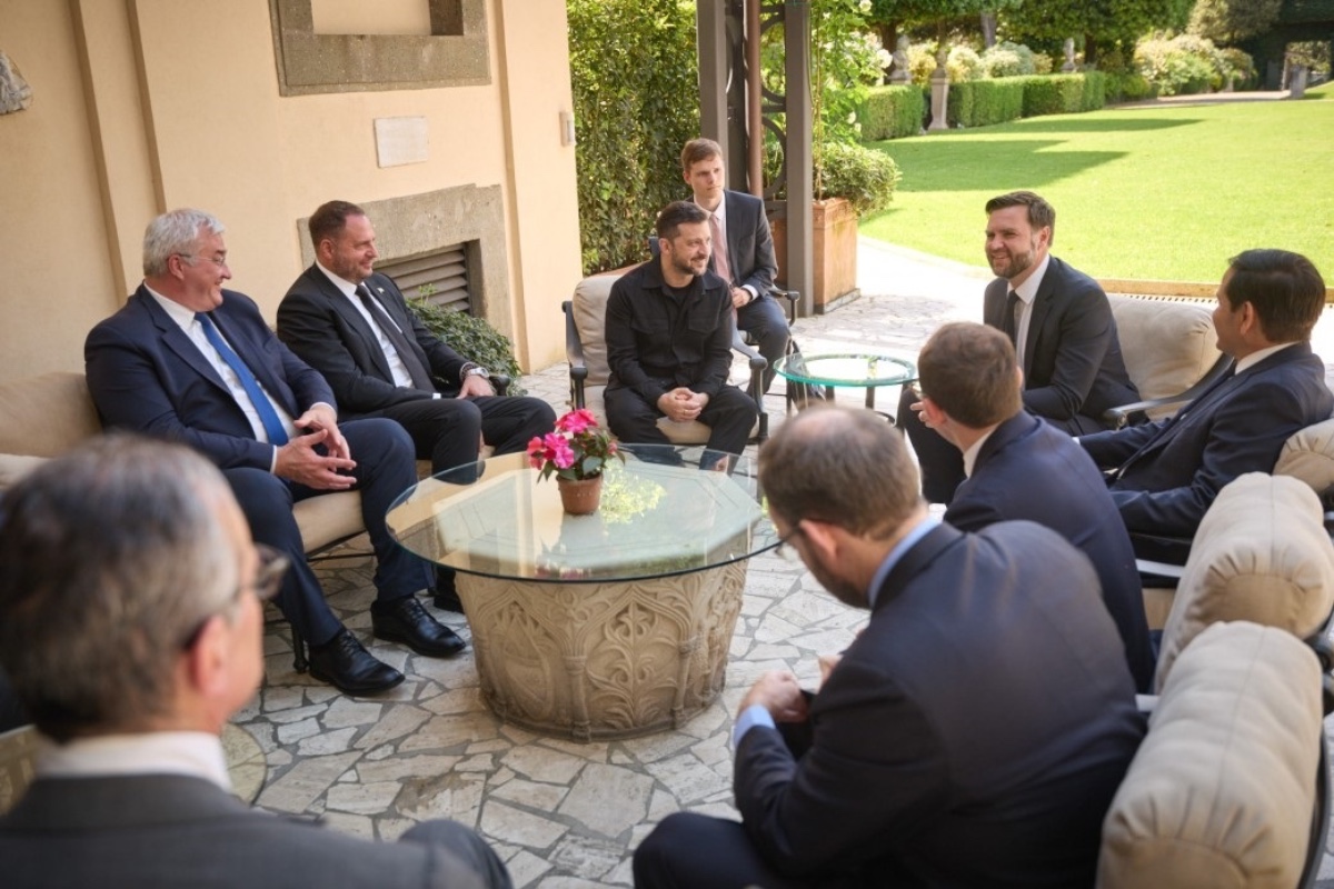 El presidente de Ucrania se reúne en Roma por primera vez con JD Vance