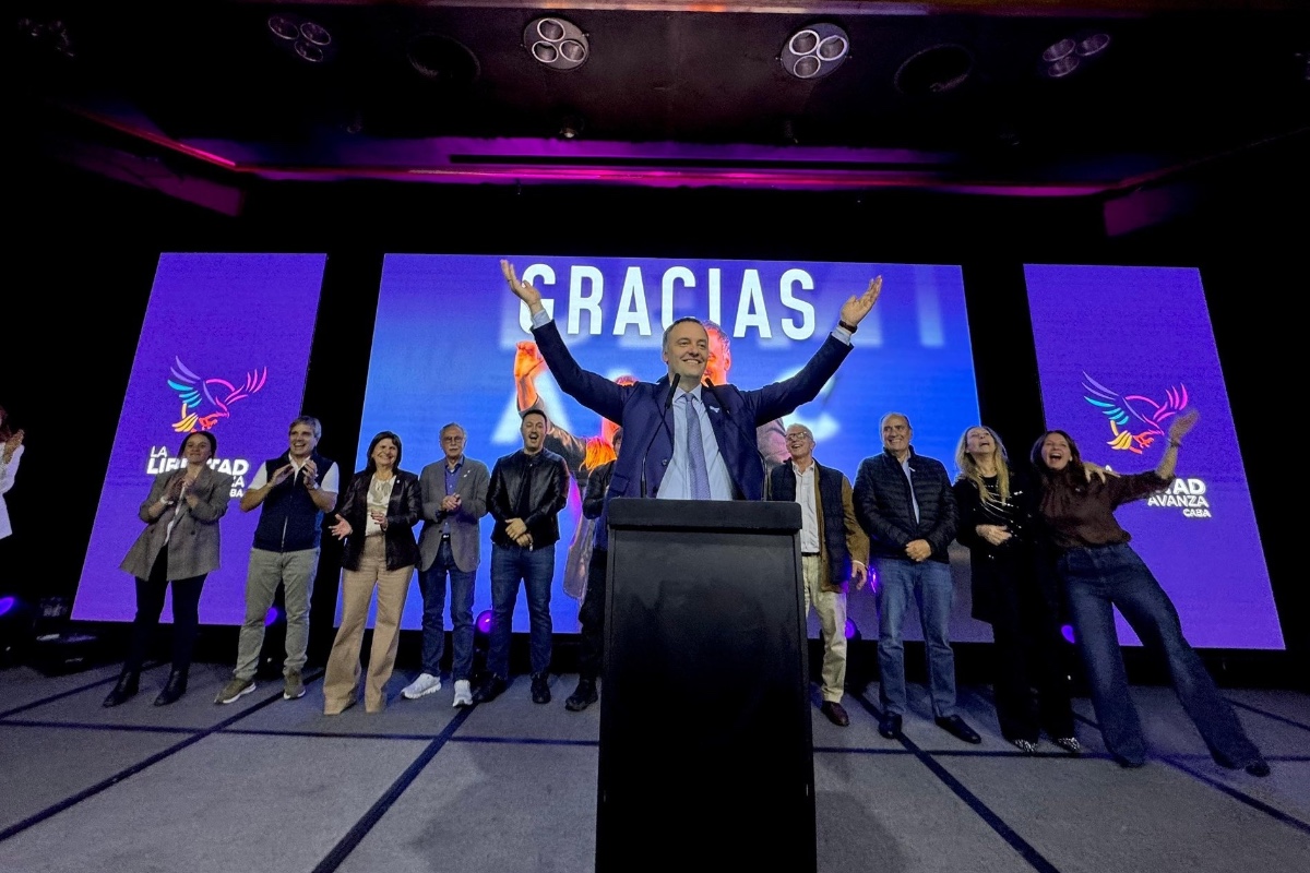 El partido de Milei gana las elecciones en Buenos Aires, doblando los votos a la lista de Macri