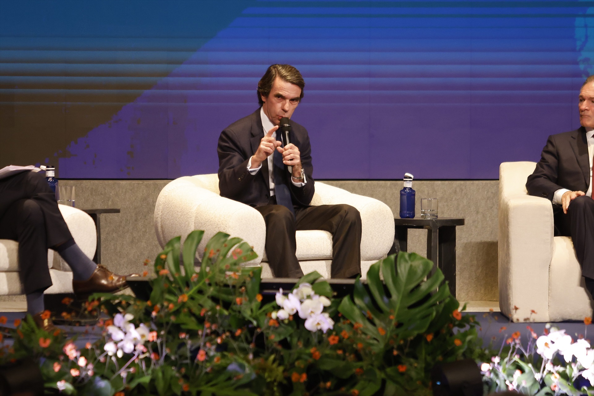 Aznar rechaza la necesidad una moción de censura contra Sánchez pese los escándalos de corrupción que rodean al PSOE