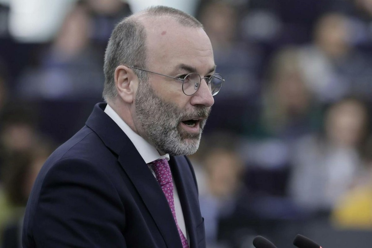 El presidente del PP europeo compara a los partidos conservadores y soberanistas con los nazis y llama a trazar una «línea roja» para aislarlos