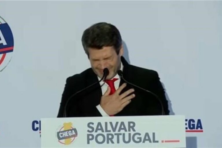 El líder de CHEGA, André Ventura, se desploma llevándose la mano al pecho mientras pronunciaba un discurso