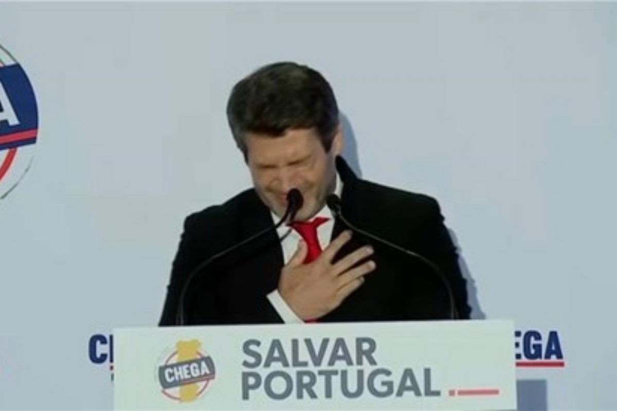 El líder de CHEGA, André Ventura, se desploma llevándose la mano al pecho mientras pronunciaba un discurso
