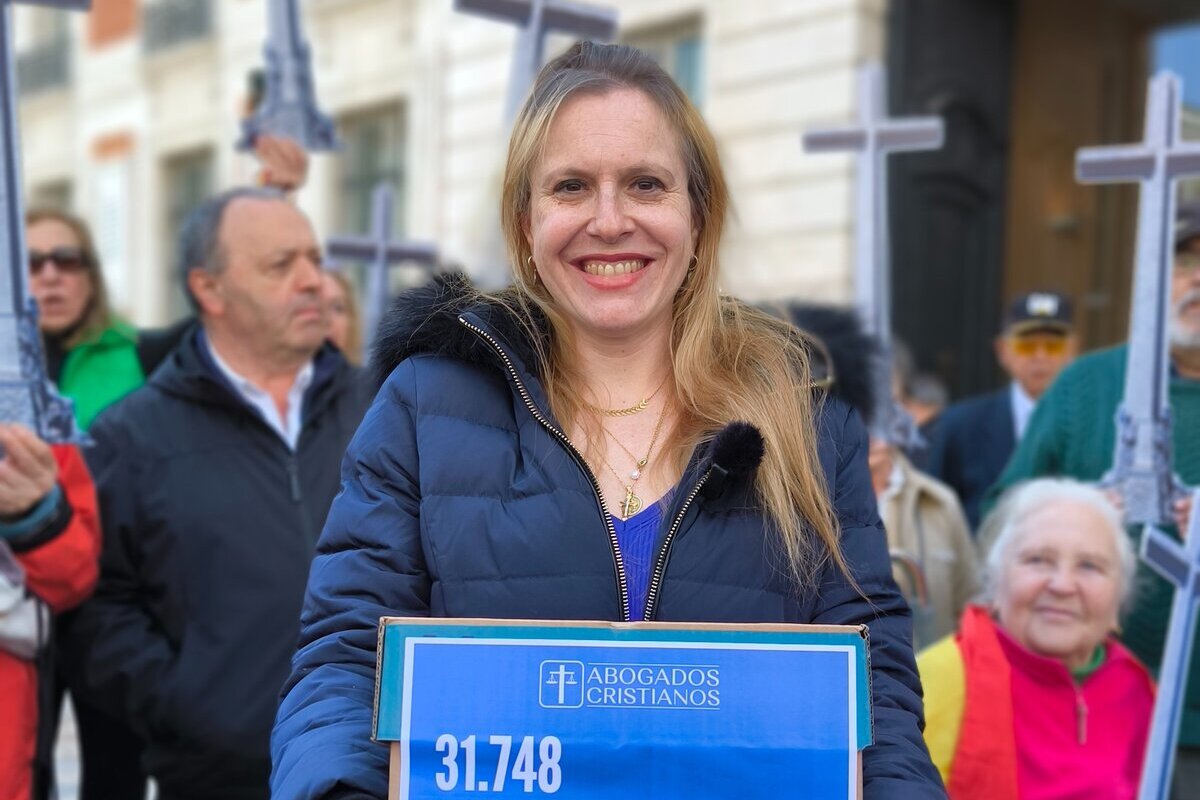 Abogados Cristianos entrega más de 30.000 firmas a la Comunidad de Madrid para que Ayuso nombre BIC el Valle de los Caídos