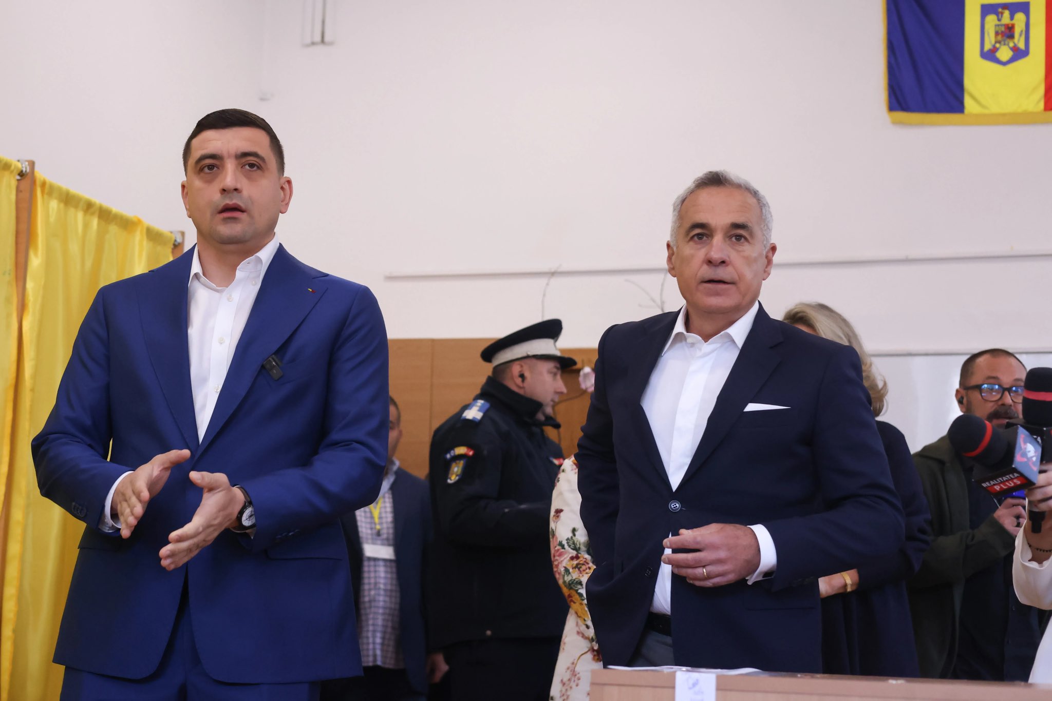 Simion vota en la segunda vuelta de las presidenciales rumanas arropado por Georgescu: «Que Dios nos asista»