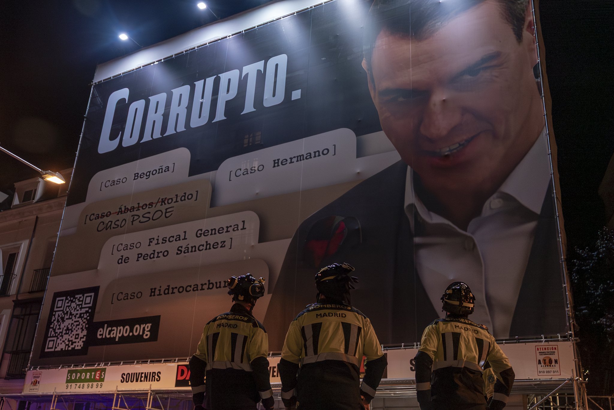 El Gobierno de Sánchez denuncia la lona de Hazte Oír contra la corrupción del PSOE y logra que sea retirada por la noche