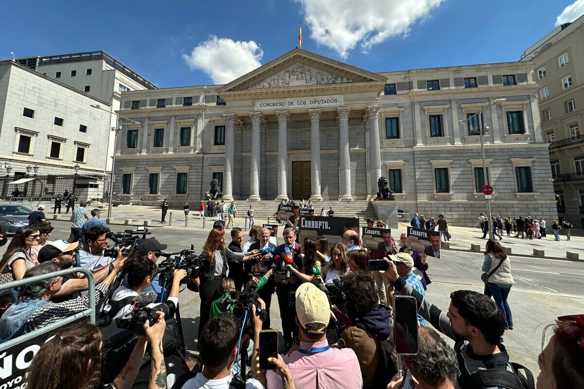 Hazte Oír anuncia represalias contra el Gobierno tras la retirada de la pancarta que reflejaba la corrupción del PSOE: «Vamos a llenar Madrid de lonas»