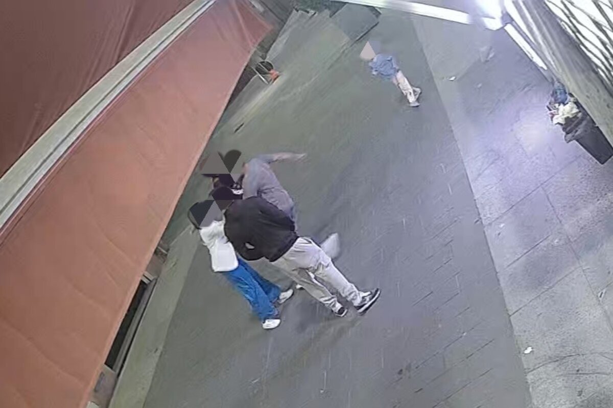 Tres tunecinos insultan y agreden brutalmente a una argelina y a su hija por no llevar el velo islámico: «Solo oía los gritos de mi hija y el sabor de la sangre»