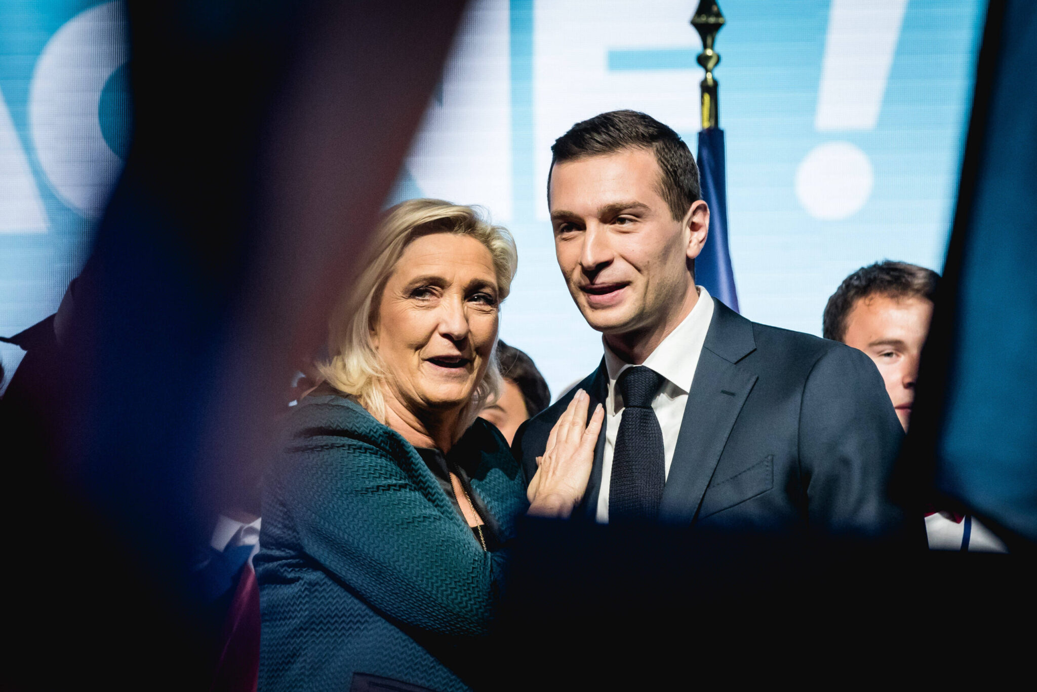 La Justicia francesa mantiene su persecución contra los patriotas: abre una investigación contra Bardella tras inhabilitar a Le Pen