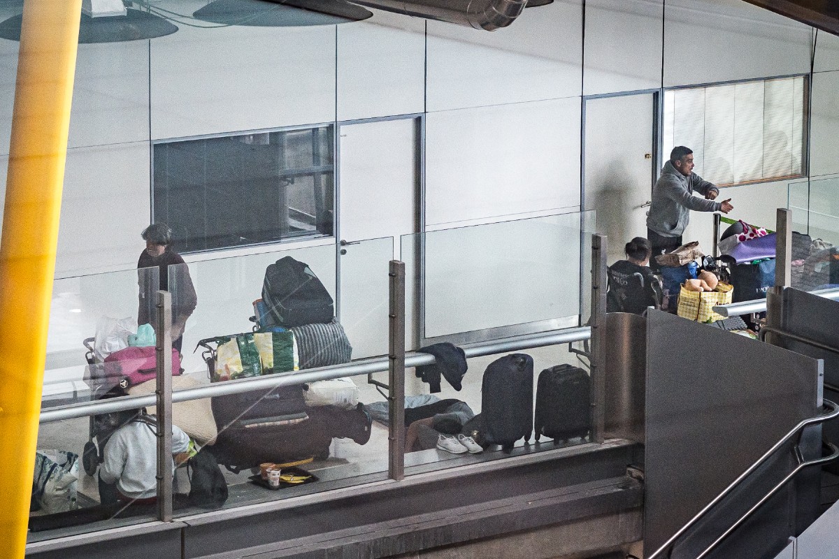 «Es insostenible»: el clamor de los empleados de Barajas ante la presencia masiva de sintecho en la T4