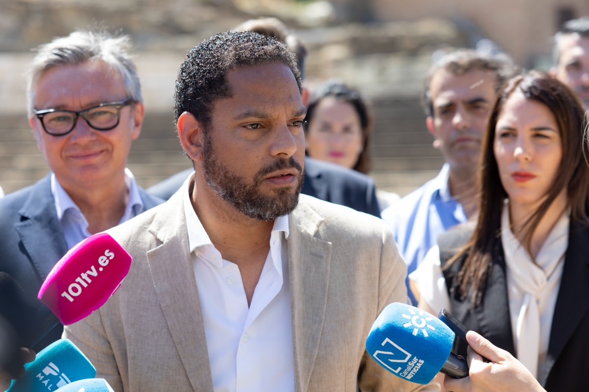 Ignacio Garriga denuncia la «red criminal» del PSOE y reitera que sentarán en el banquillo a «todos los corruptos»: «VOX liderará la oposición por tierra, mar y aire»