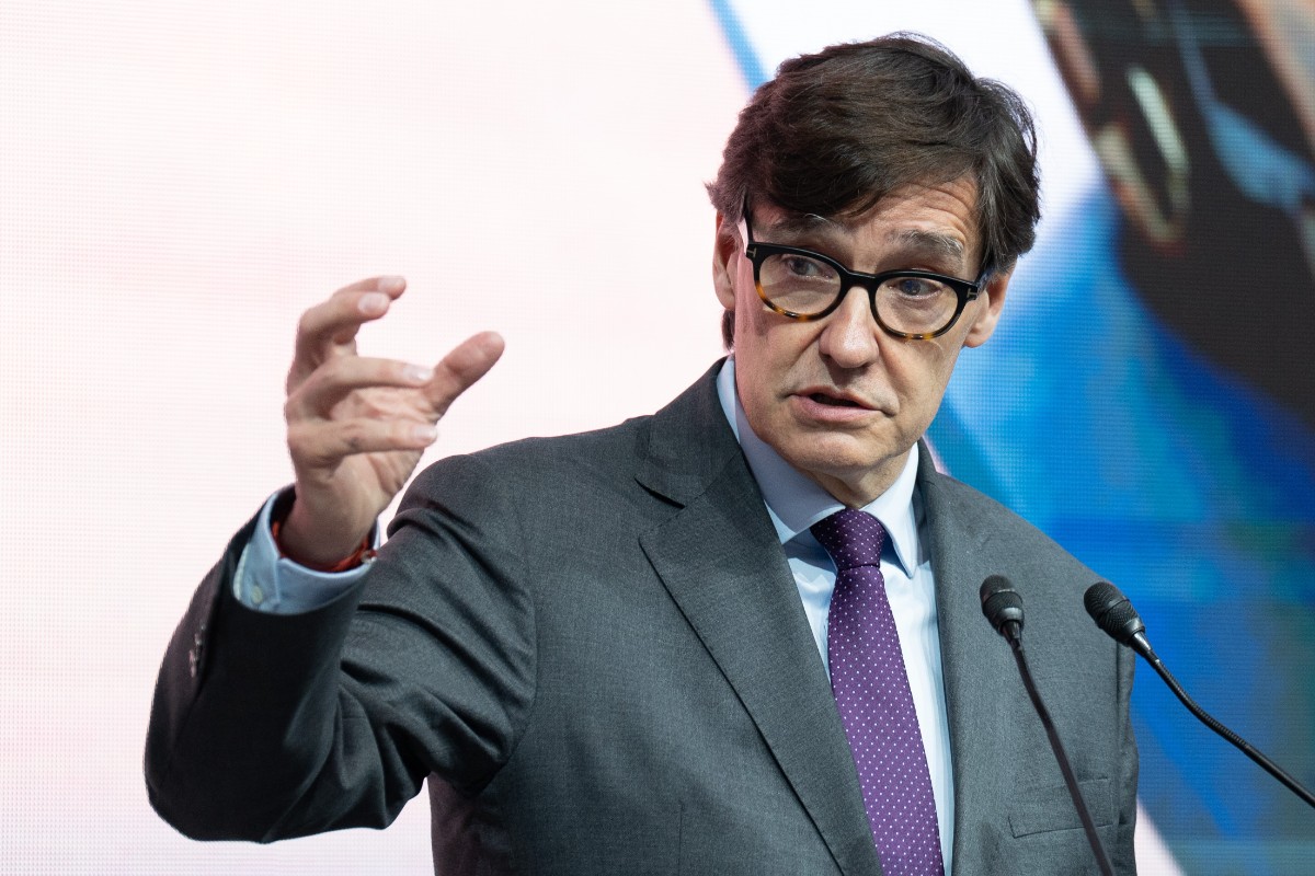 El Gobierno de Illa pacta con ERC la imposición del catalán en la empresa privada y en la Administración del Estado