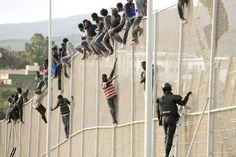 El Gobierno continúa alentando el efecto llamada mientras admite el riesgo de infiltración terrorista en la inmigración ilegal