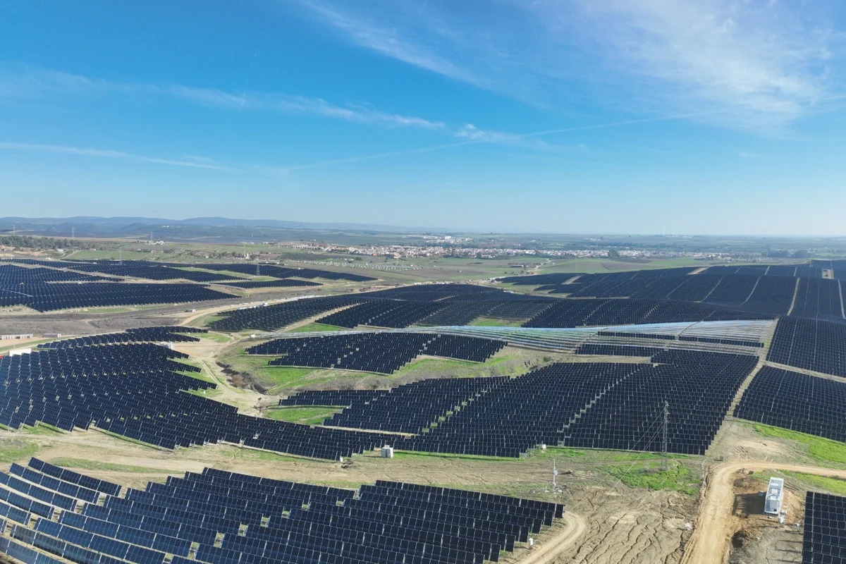 Una compañía extranjera activa en Sevilla el mayor parque solar de Europa que ocupa 400 hectáreas pese al apagón