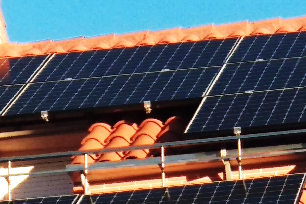 De los coches eléctricos a las placas solares: arde una vivienda en Murcia por el incendio de unas baterías de un sistema fotovoltaico