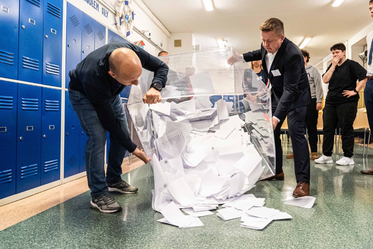 Un sondeo augura un empate 50-50 entre el conservador Nawrocki y el globalista Trzaskowski en la segunda vuelta presidencial en Polonia